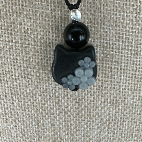 Tai Chi Stone Cat Head and Flowers Pendant with Onyx on Black Adjustable Rope - Picture 5 of 13